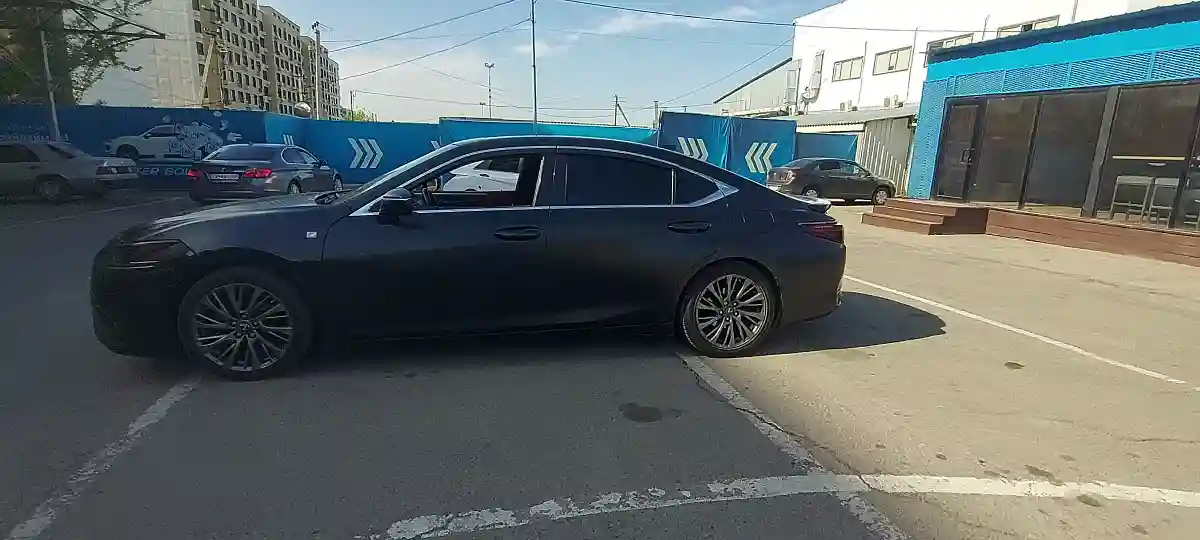 Lexus ES 2019 года за 20 000 000 тг. в Алматы