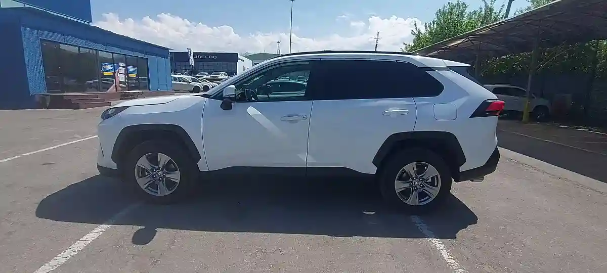 Toyota RAV4 2023 года за 18 000 000 тг. в Алматы