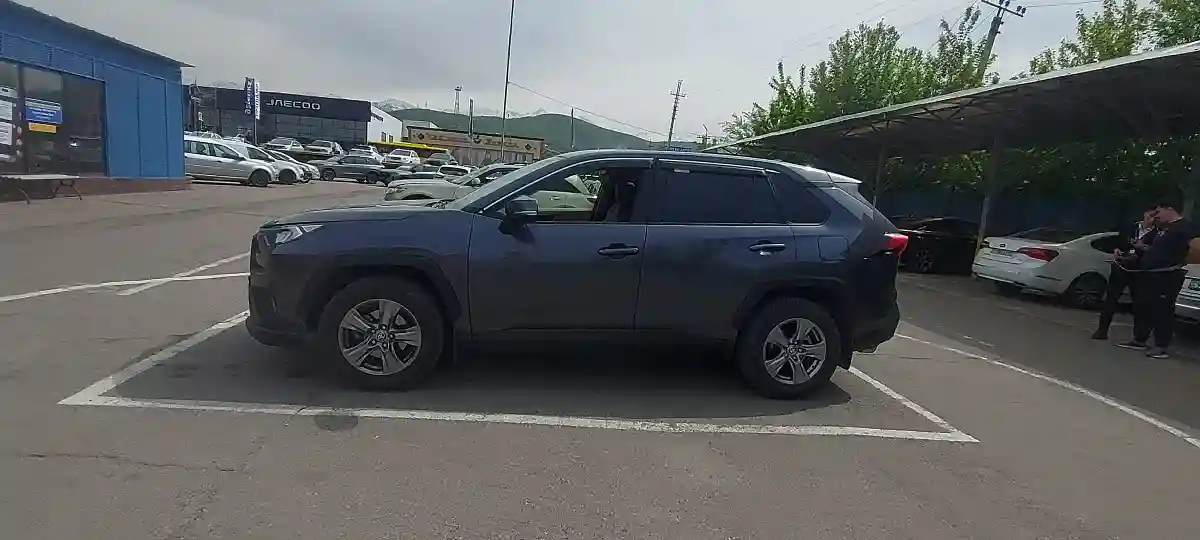Toyota RAV4 2022 года за 14 000 000 тг. в Алматы