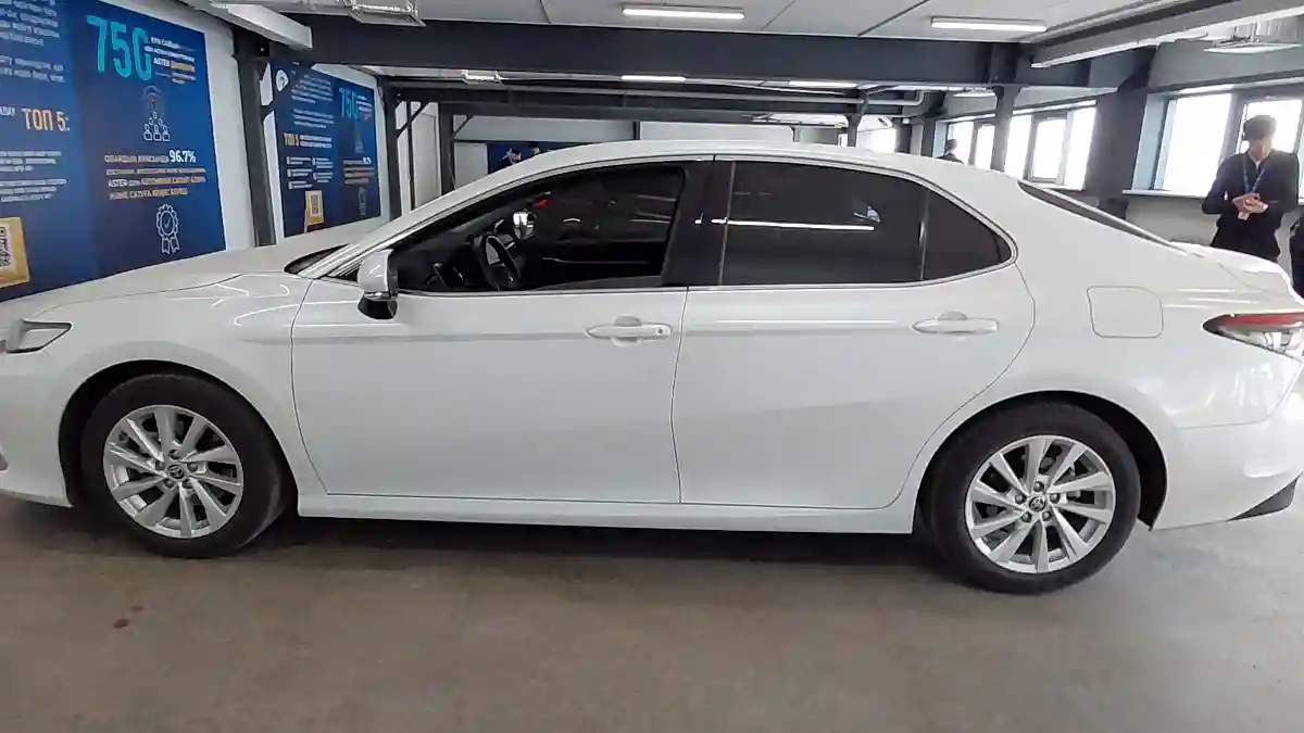 Toyota Camry 2023 года за 16 000 000 тг. в Астана