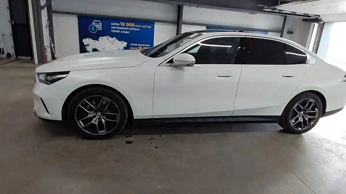 BMW 5 серии 2023 года за 31 000 000 тг. в Астана