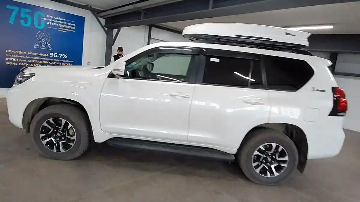 Toyota Land Cruiser Prado 2021 года за 26 000 000 тг. в Астана