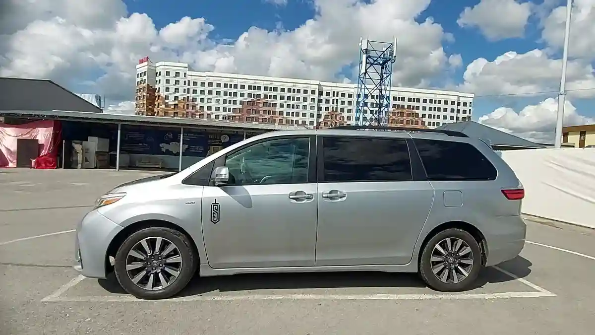 Toyota Sienna 2018 года за 19 500 000 тг. в Шымкент