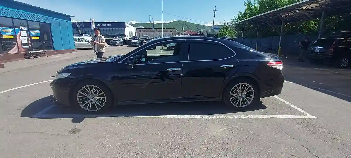 Toyota Camry 2018 года за 13 500 000 тг. в Алматы