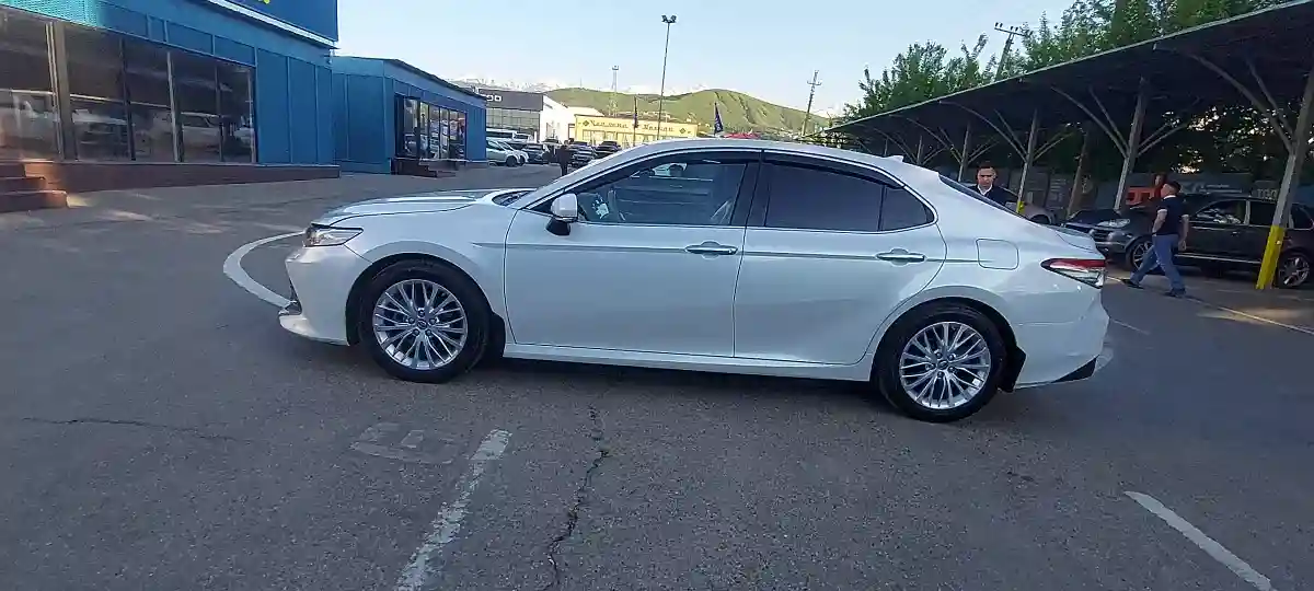Toyota Camry 2019 года за 12 800 000 тг. в Алматы