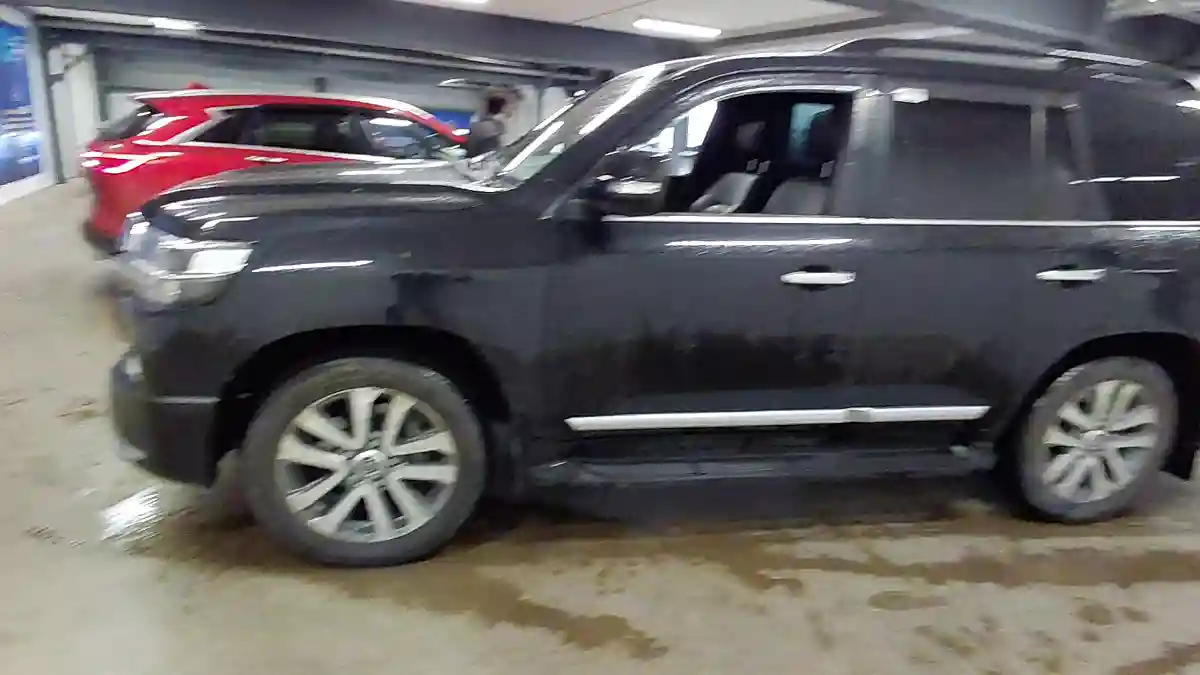 Toyota Land Cruiser 2017 года за 33 000 000 тг. в Астана