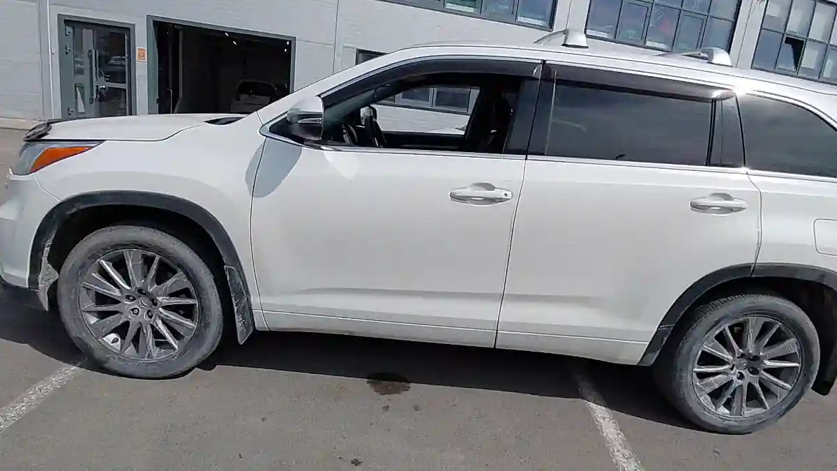 Toyota Highlander 2014 года за 10 700 000 тг. в Астана