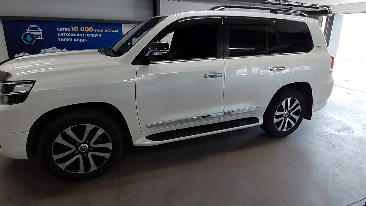 Toyota Land Cruiser 2018 года за 38 500 000 тг. в Астана