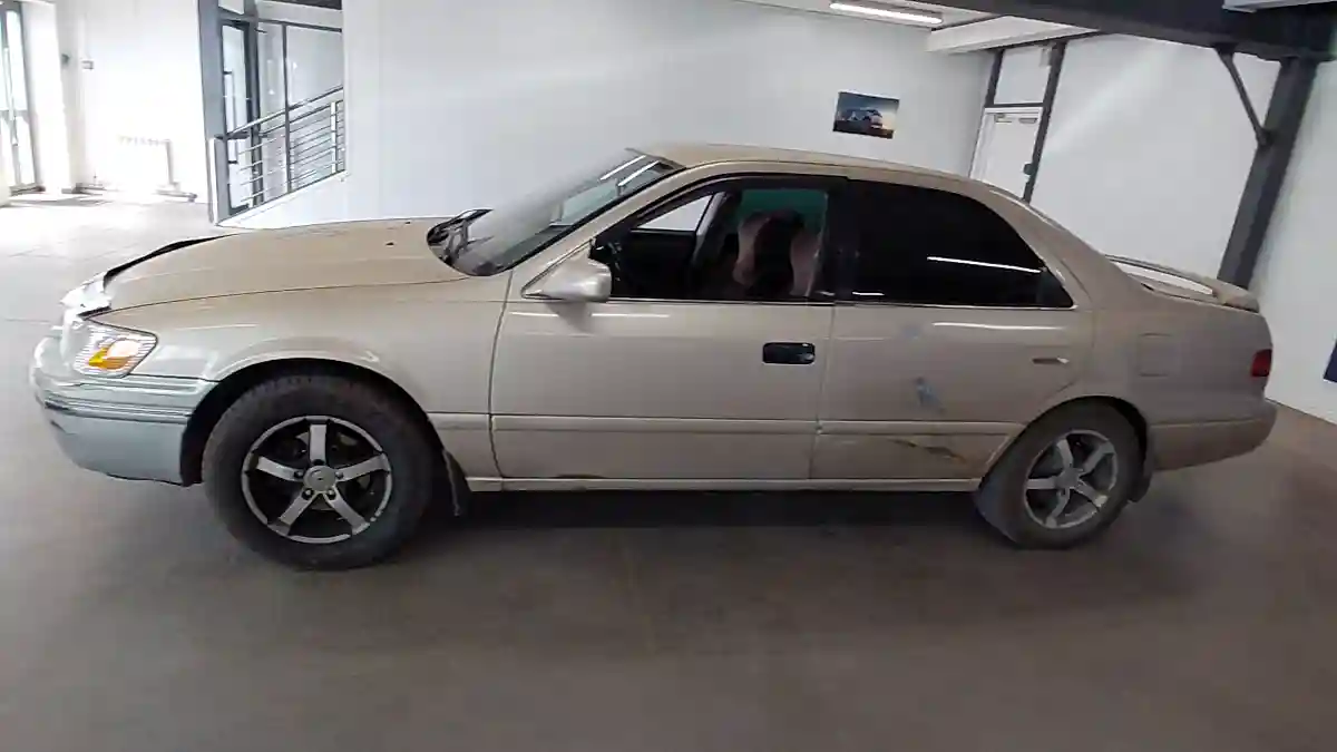 Toyota Camry 2001 года за 3 000 000 тг. в Астана