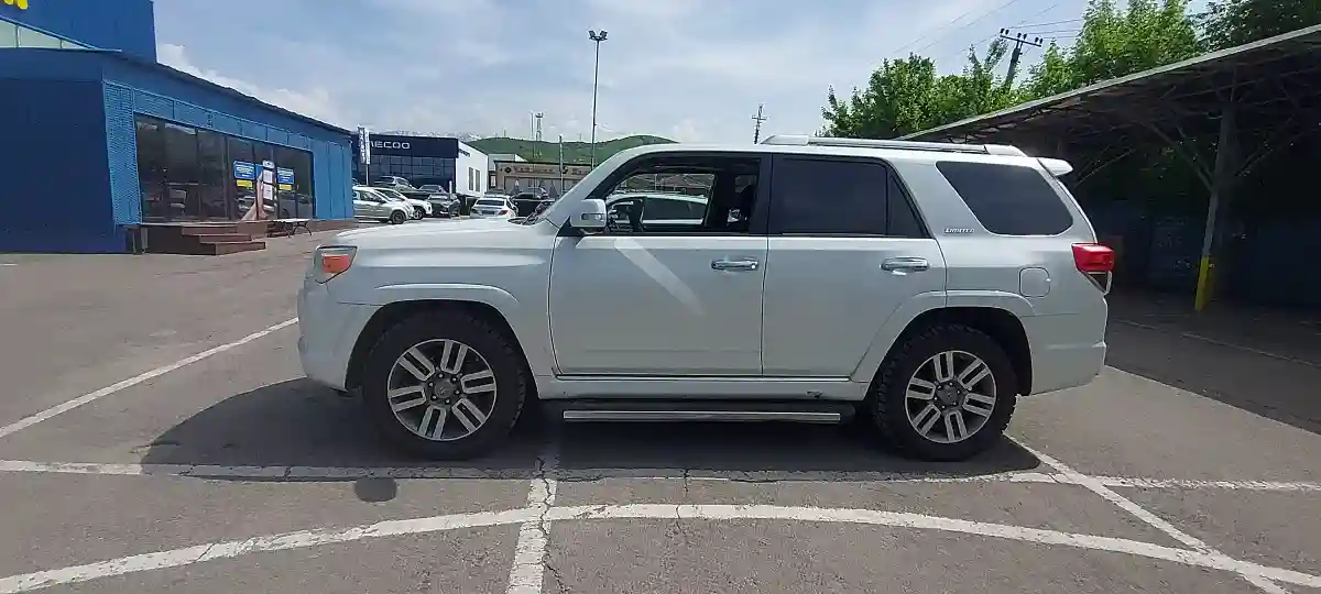 Toyota 4Runner 2011 года за 26 000 000 тг. в Алматы
