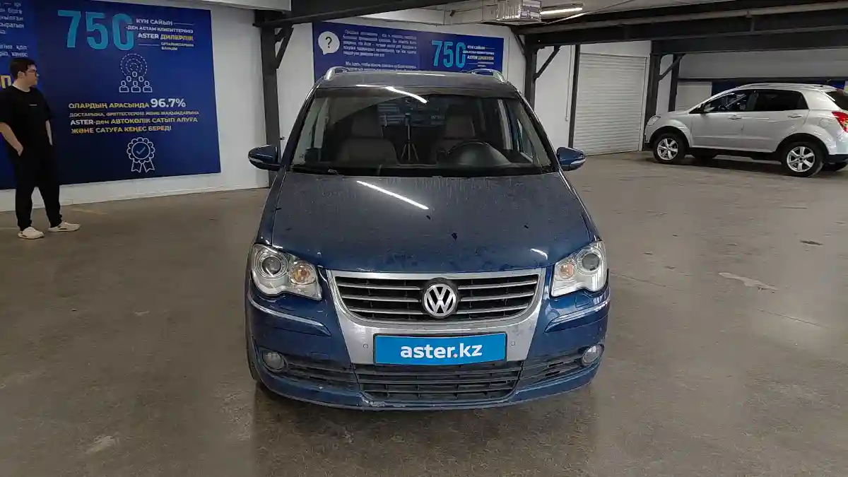 Volkswagen Touran 2009 года за 3 500 000 тг. в Астана