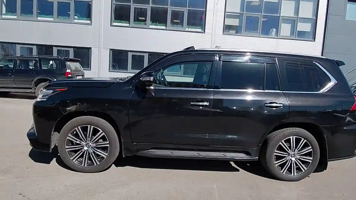 Lexus LX 2017 года за 45 000 000 тг. в Астана