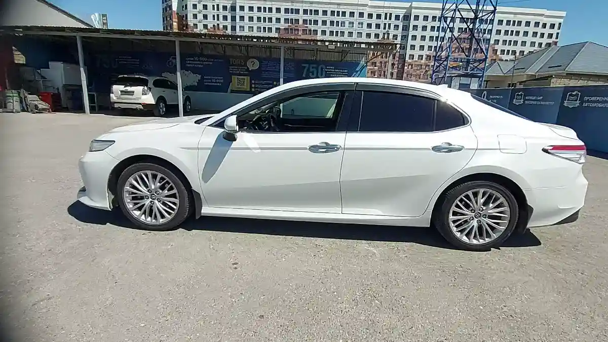 Toyota Camry 2018 года за 14 000 000 тг. в Шымкент