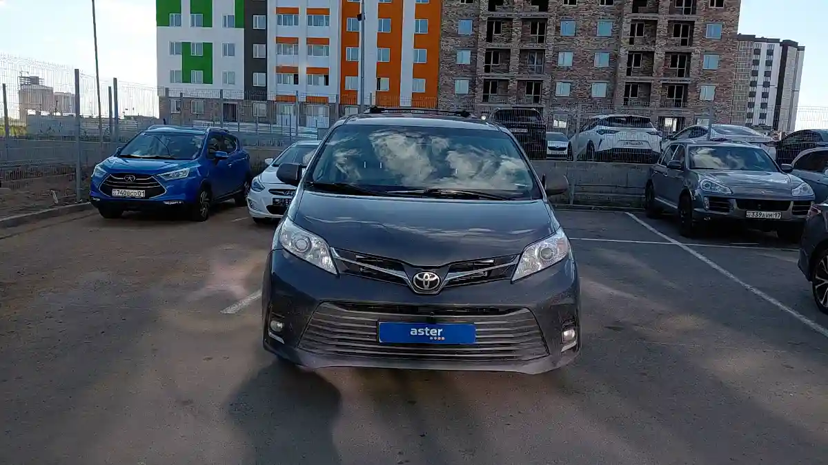 Toyota Sienna 2018 года за 14 500 000 тг. в Астана