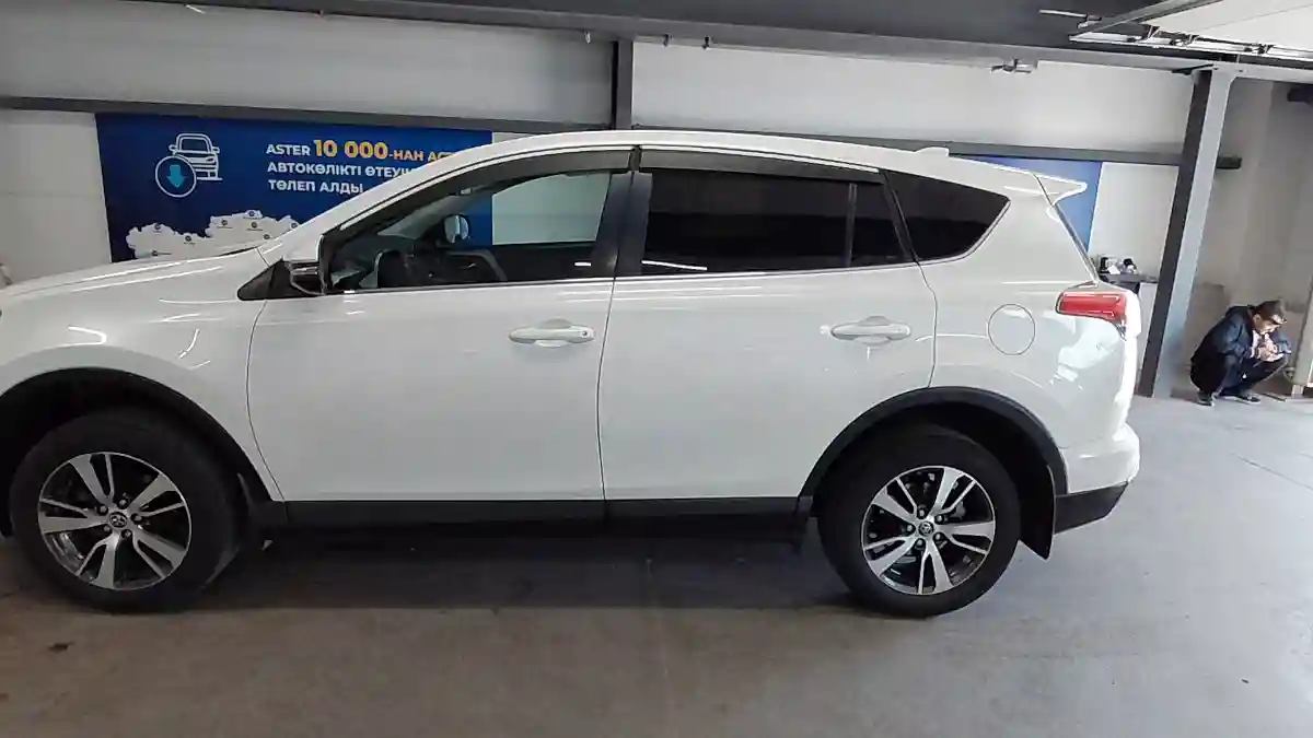 Toyota RAV4 2017 года за 11 000 000 тг. в Астана