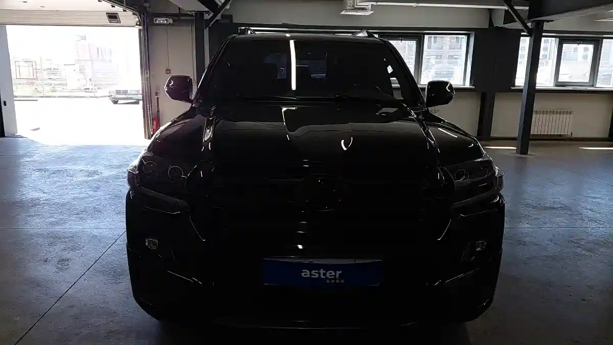 Toyota Land Cruiser 2017 года за 33 000 000 тг. в Астана