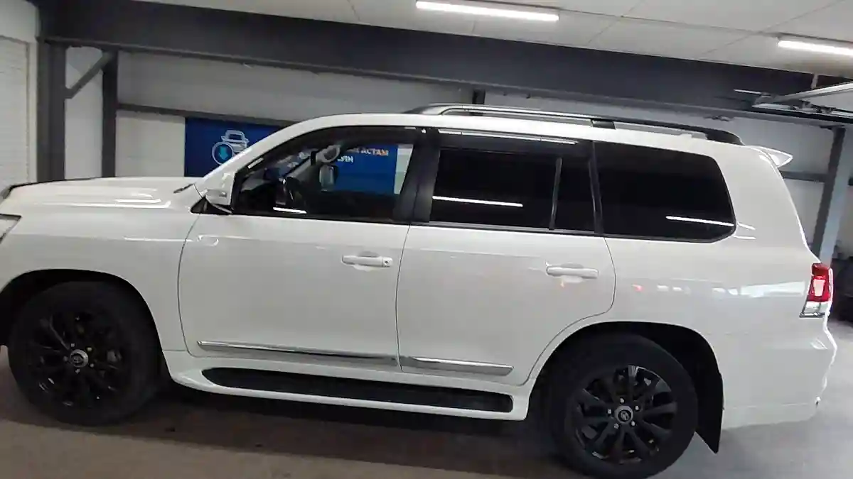 Toyota Land Cruiser 2020 года за 31 000 000 тг. в Астана