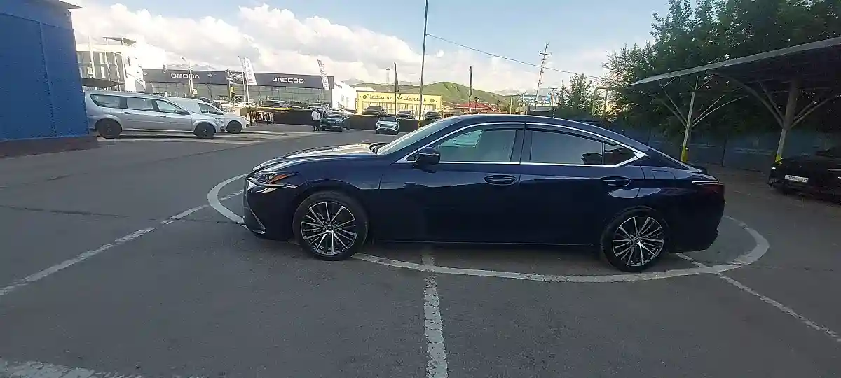 Lexus ES 2023 года за 28 000 000 тг. в Алматы
