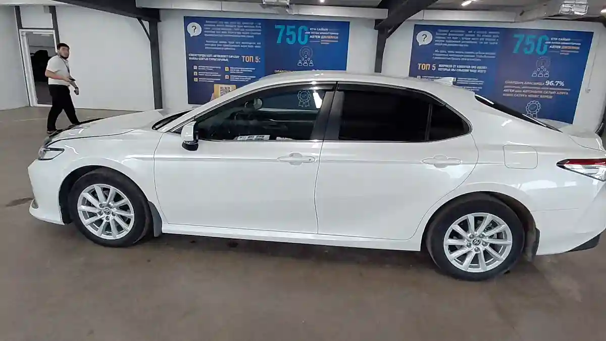 Toyota Camry 2021 года за 10 000 000 тг. в Астана