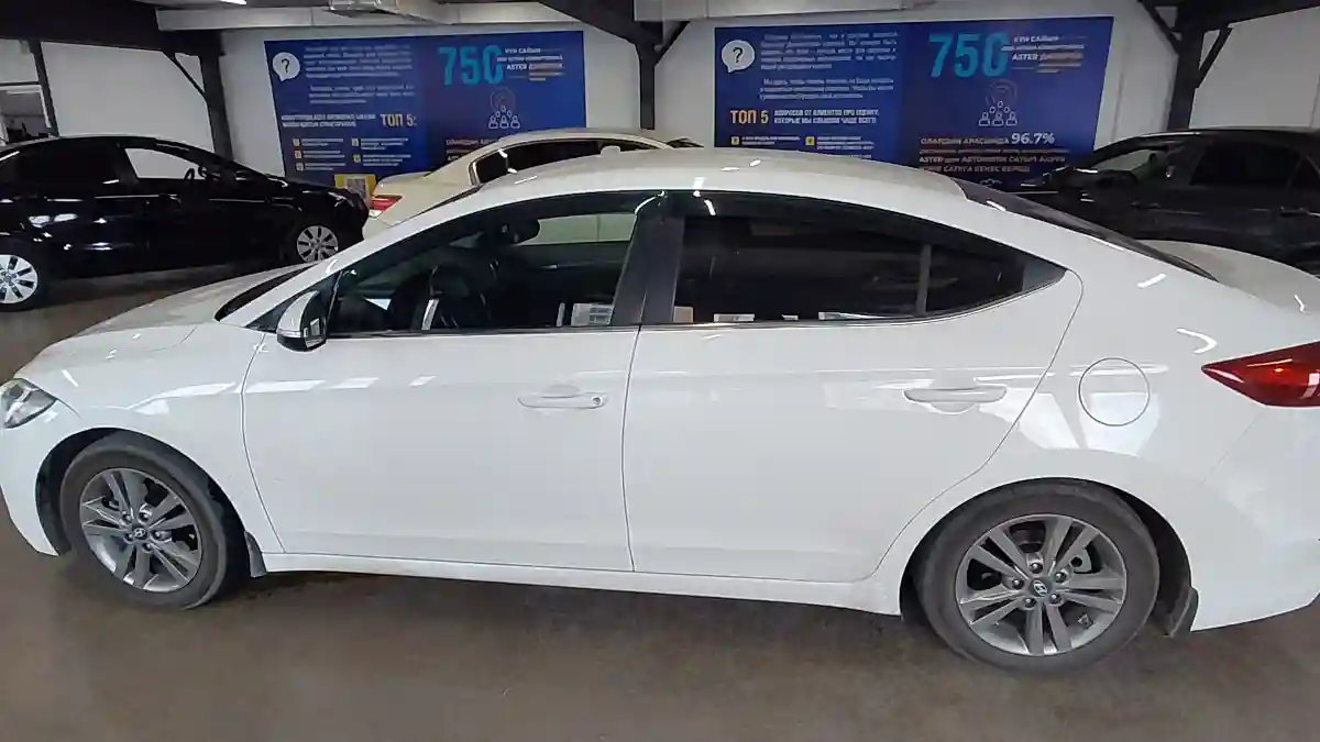 Hyundai Elantra 2018 года за 7 400 000 тг. в Астана