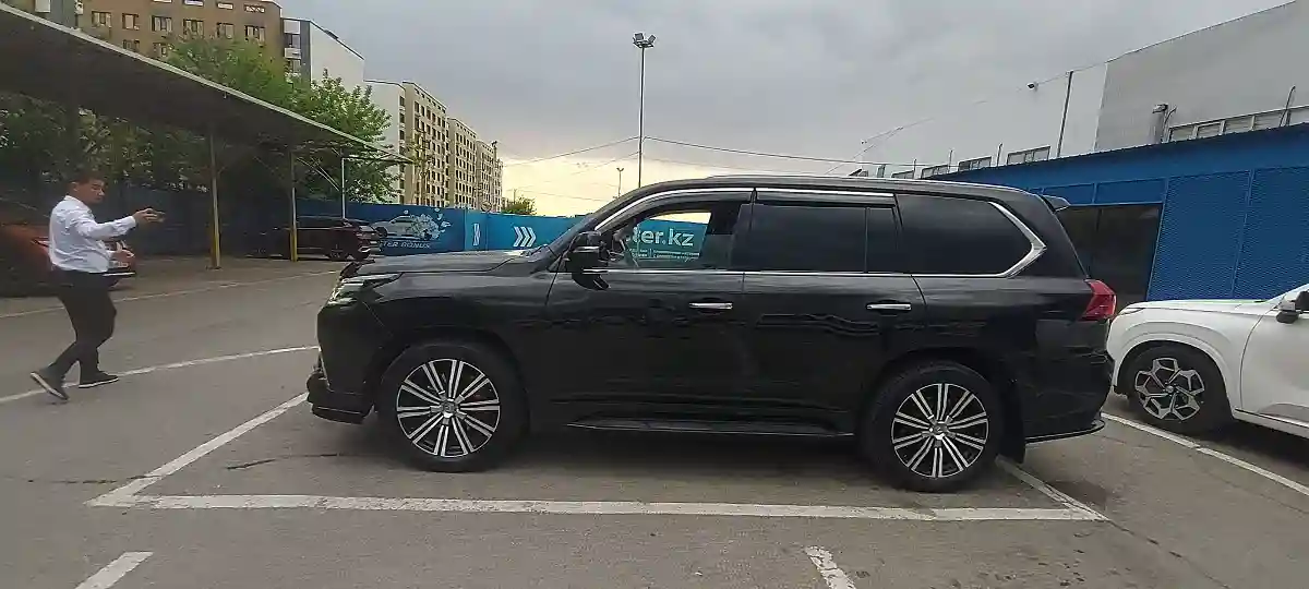 Lexus LX 2016 года за 36 000 000 тг. в Алматы