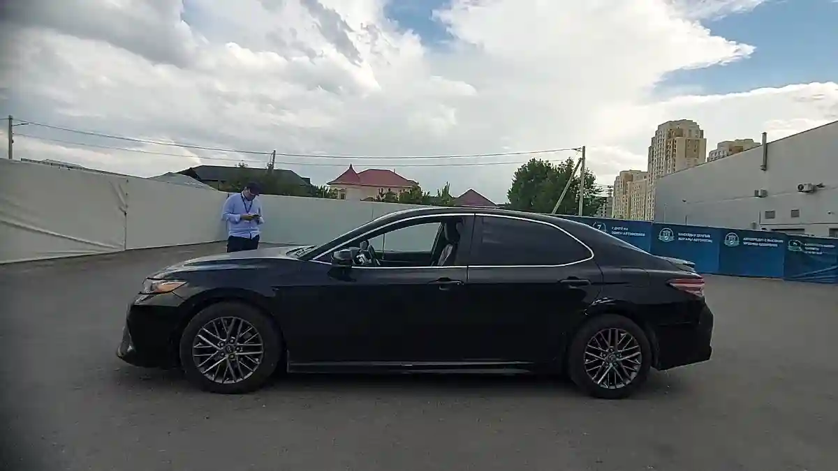 Toyota Camry 2020 года за 9 800 000 тг. в Шымкент