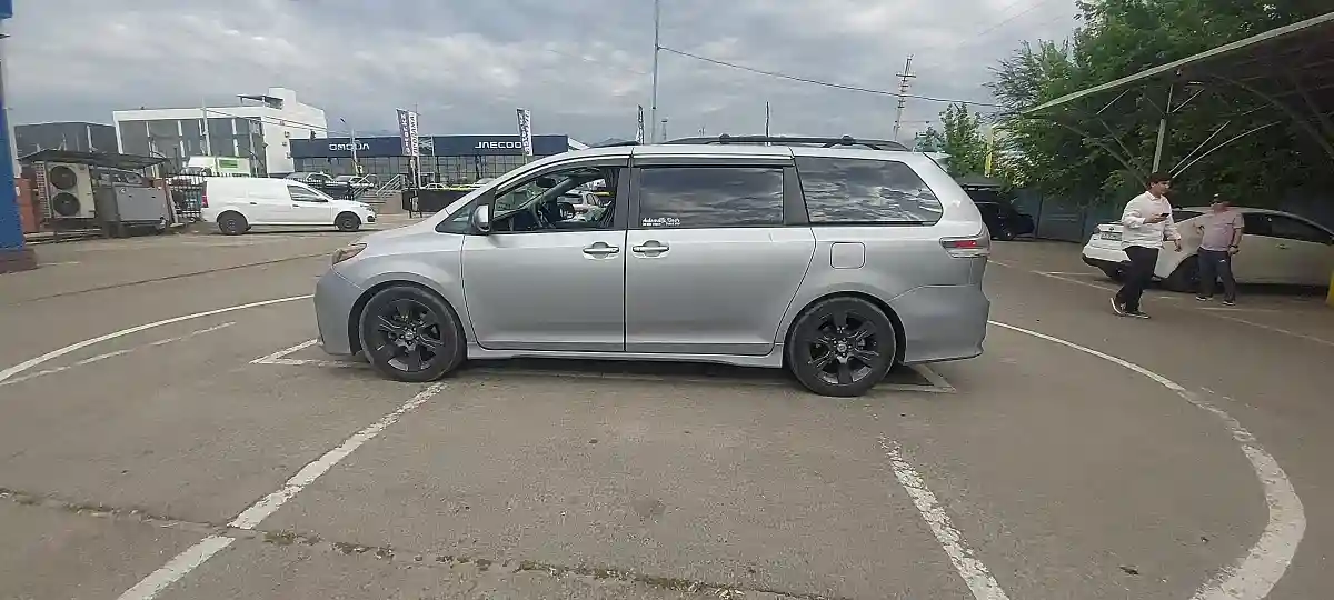 Toyota Sienna 2015 года за 12 000 000 тг. в Алматы