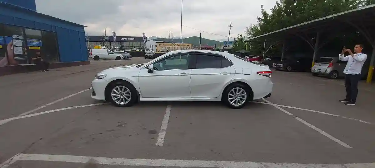 Toyota Camry 2021 года за 14 000 000 тг. в Алматы