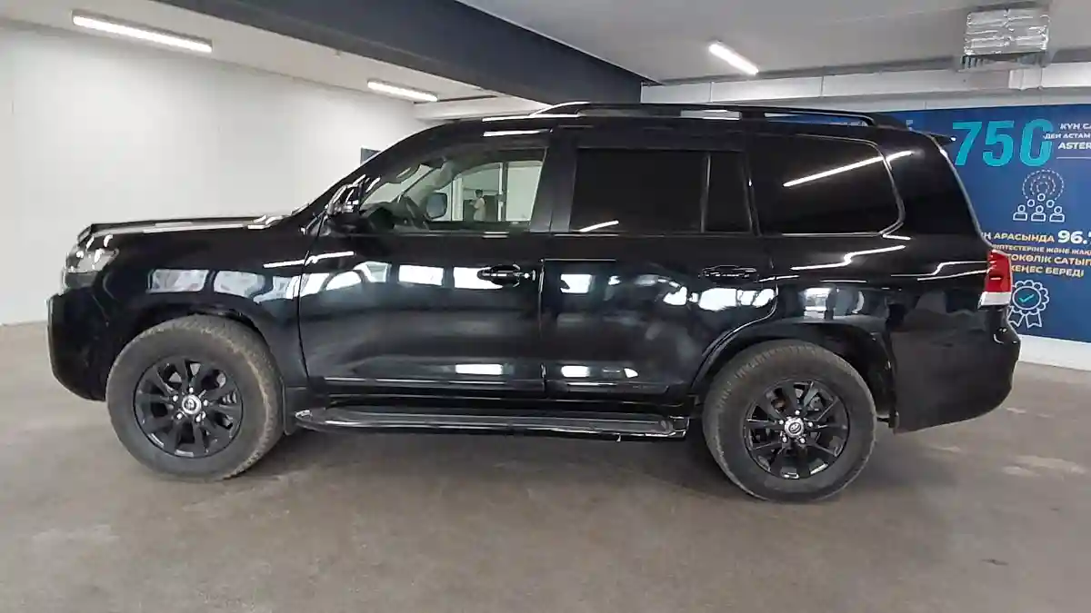 Toyota Land Cruiser 2016 года за 30 000 000 тг. в Астана