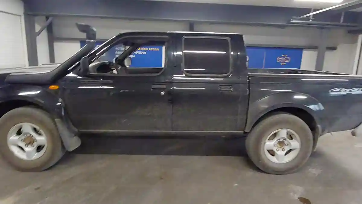 Nissan NP300 2011 года за 5 000 000 тг. в Астана