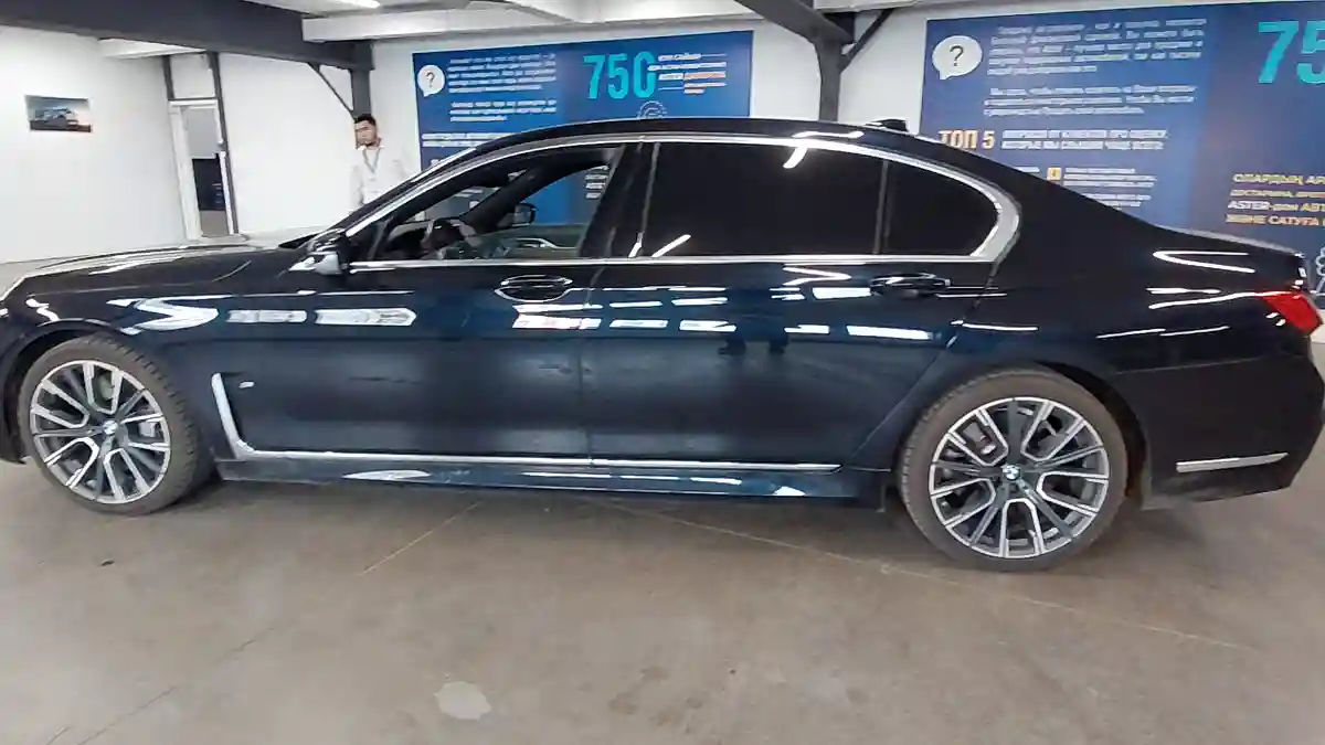 BMW 7 серии 2019 года за 27 000 000 тг. в Астана