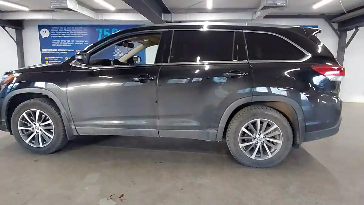 Toyota Highlander 2019 года за 19 000 000 тг. в Астана