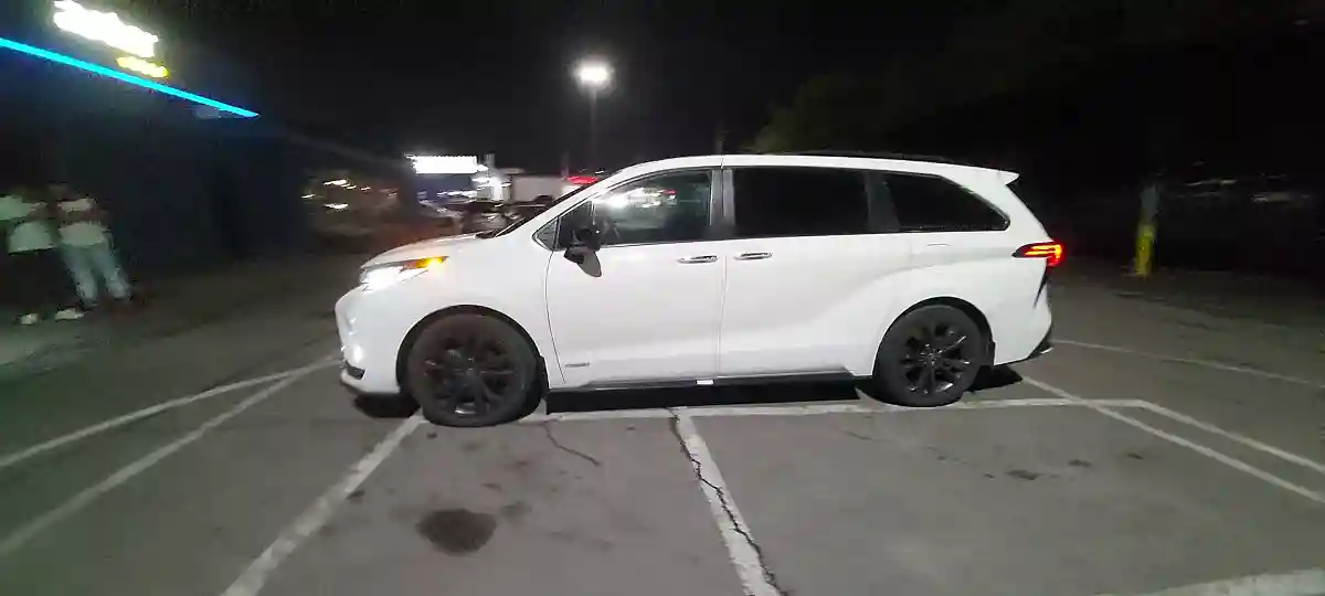 Toyota Sienna 2021 года за 24 000 000 тг. в Алматы
