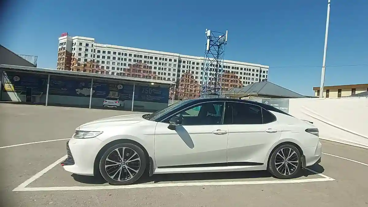 Toyota Camry 2021 года за 13 500 000 тг. в Шымкент