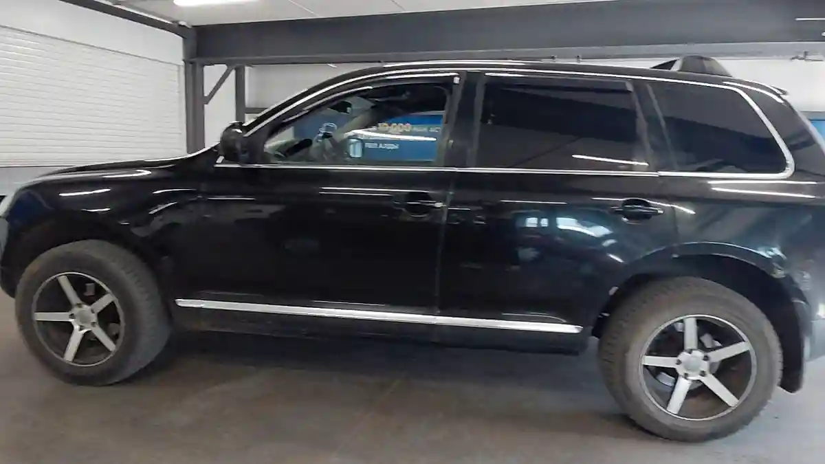 Volkswagen Touareg 2006 года за 4 000 000 тг. в Астана