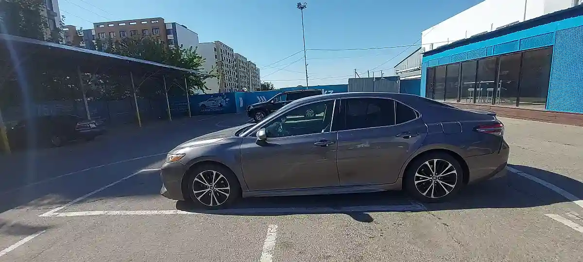 Toyota Camry 2018 года за 10 000 000 тг. в Алматы