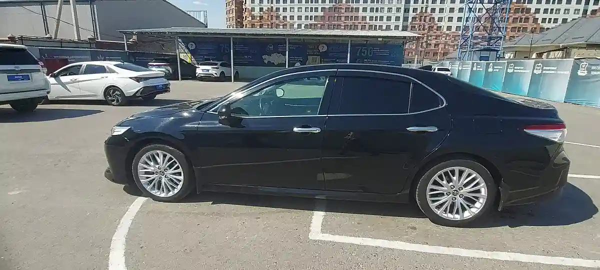 Toyota Camry 2019 года за 13 300 000 тг. в Шымкент