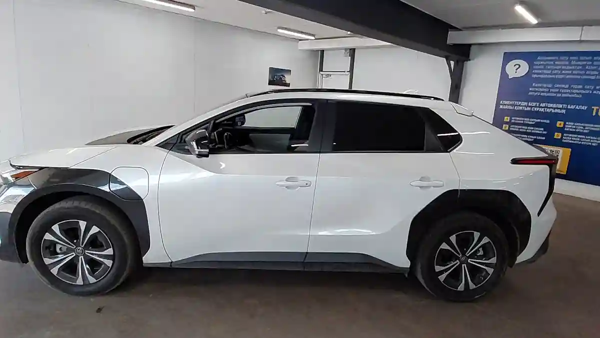 Toyota bZ4X 2022 года за 15 000 000 тг. в Астана