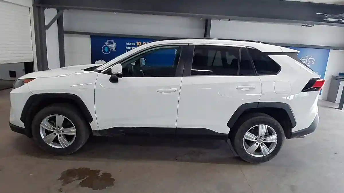 Toyota RAV4 2019 года за 13 000 000 тг. в Астана