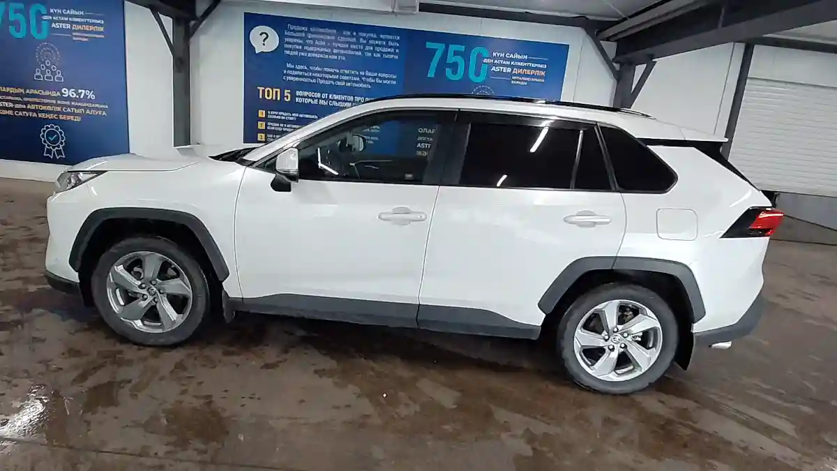Toyota RAV4 2021 года за 15 000 000 тг. в Астана