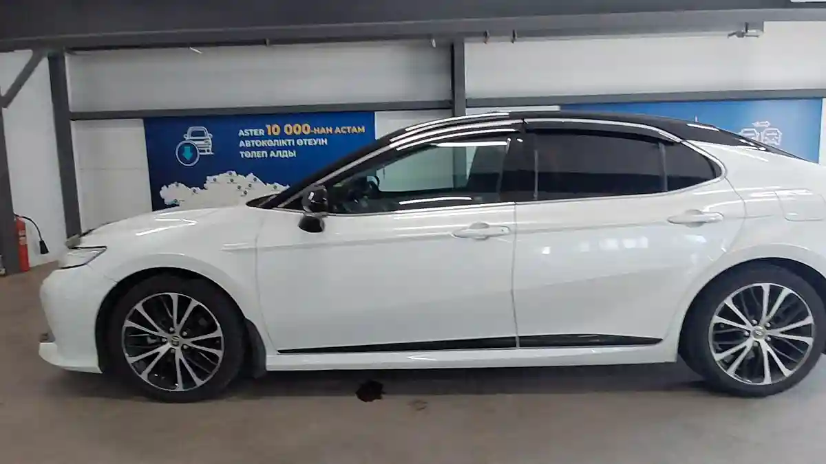 Toyota Camry 2021 года за 14 000 000 тг. в Астана