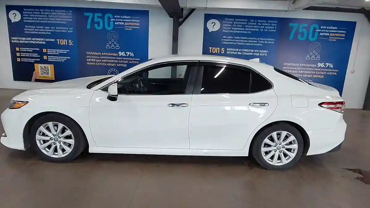 Toyota Camry 2020 года за 12 500 000 тг. в Астана