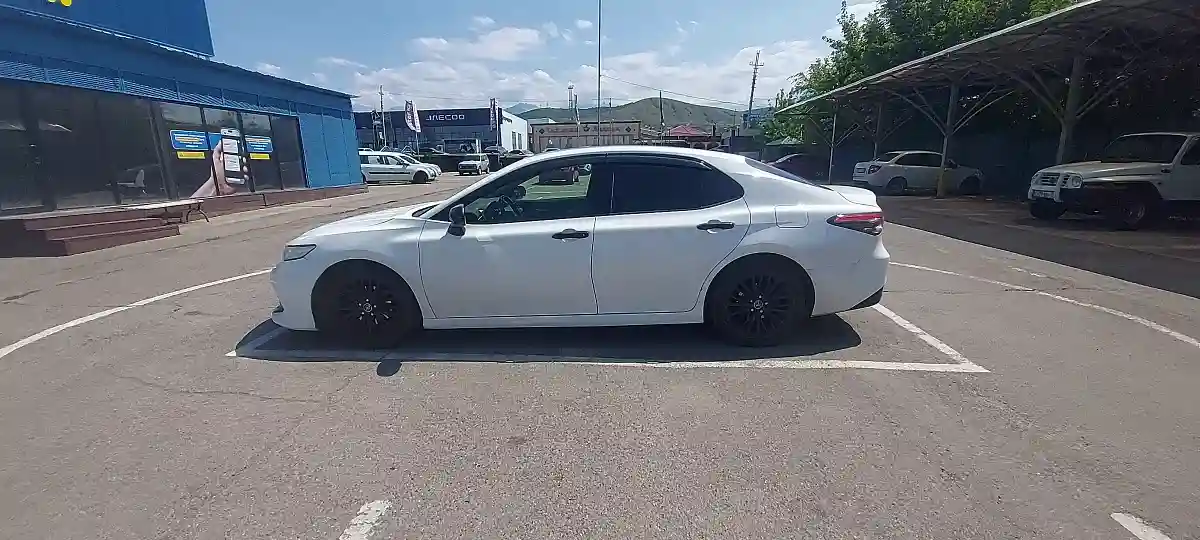 Toyota Camry 2018 года за 14 000 000 тг. в Алматы