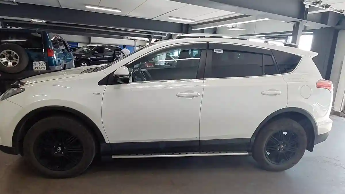 Toyota RAV4 2018 года за 10 500 000 тг. в Астана