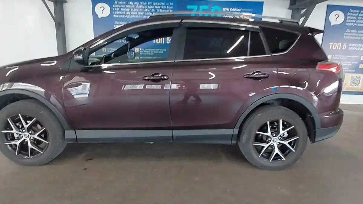 Toyota RAV4 2017 года за 11 000 000 тг. в Астана
