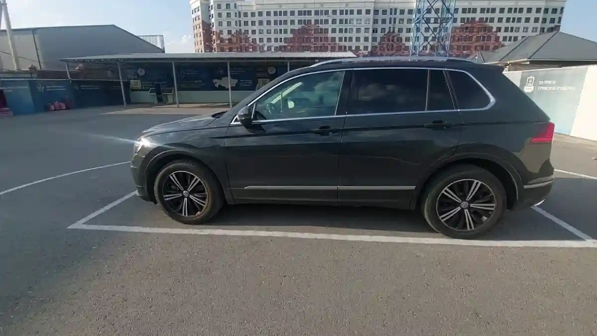 Volkswagen Tiguan 2018 года за 16 000 000 тг. в Шымкент