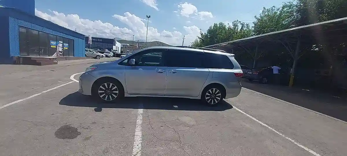 Toyota Sienna 2019 года за 16 000 000 тг. в Алматы