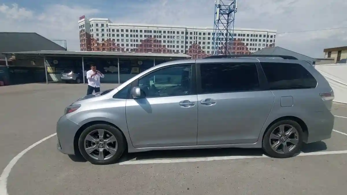Toyota Sienna 2018 года за 16 000 000 тг. в Шымкент