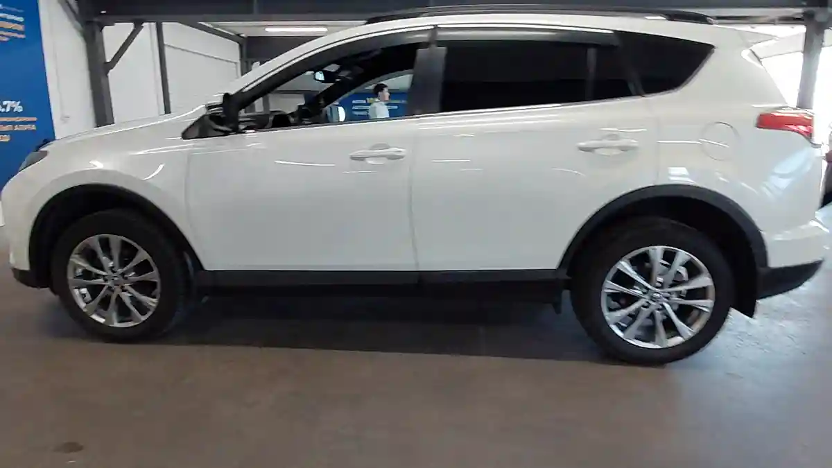 Toyota RAV4 2017 года за 11 000 000 тг. в Астана