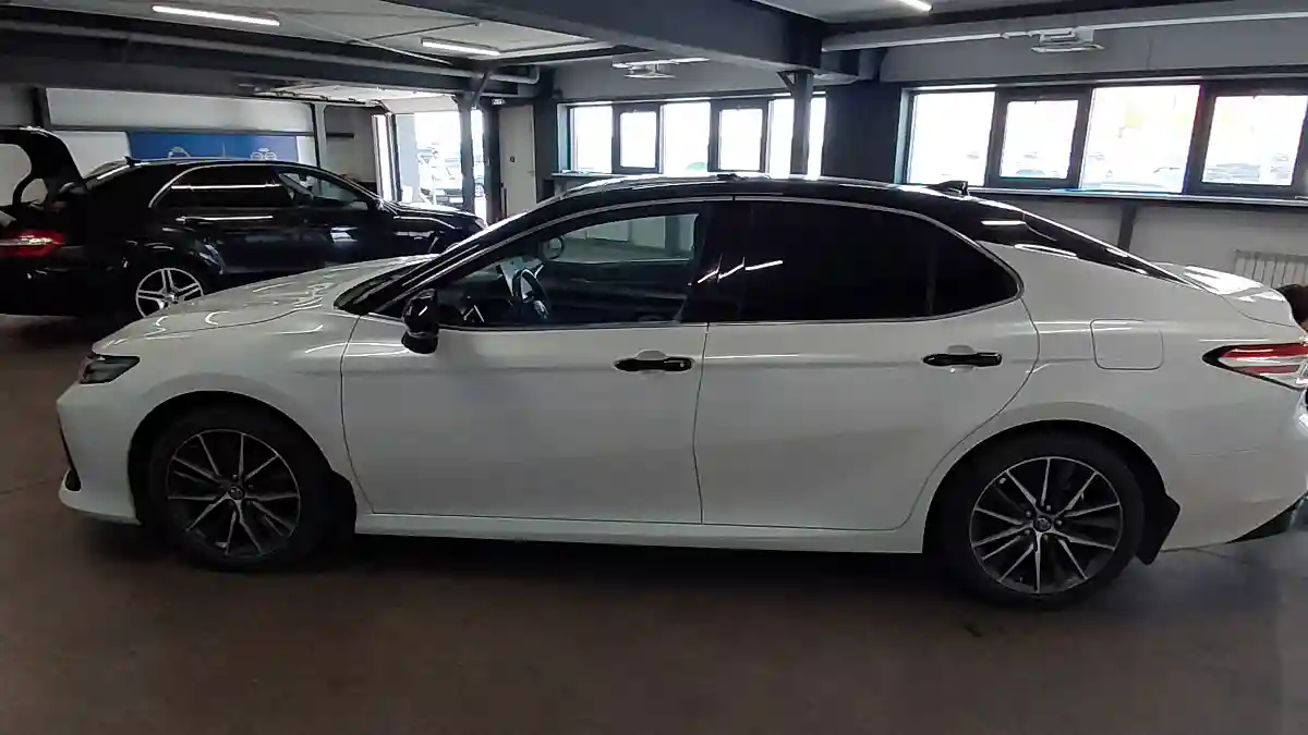 Toyota Camry 2023 года за 13 500 000 тг. в Астана
